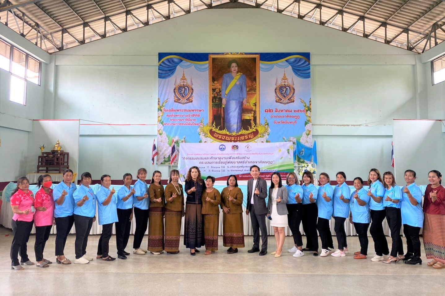 การบริการวิชาการอบรมให้ความรู้เรื่อง “บทบาทของสตรีในการเปลี่ยนแปลงของสังคมในกระแสโลกาภิวัตน์”  กับกลุ่มสตรี อำเภอเขาคิชฌกูฏ  ณ หอประชุมอำเภอเขาคิชฌกูฏ