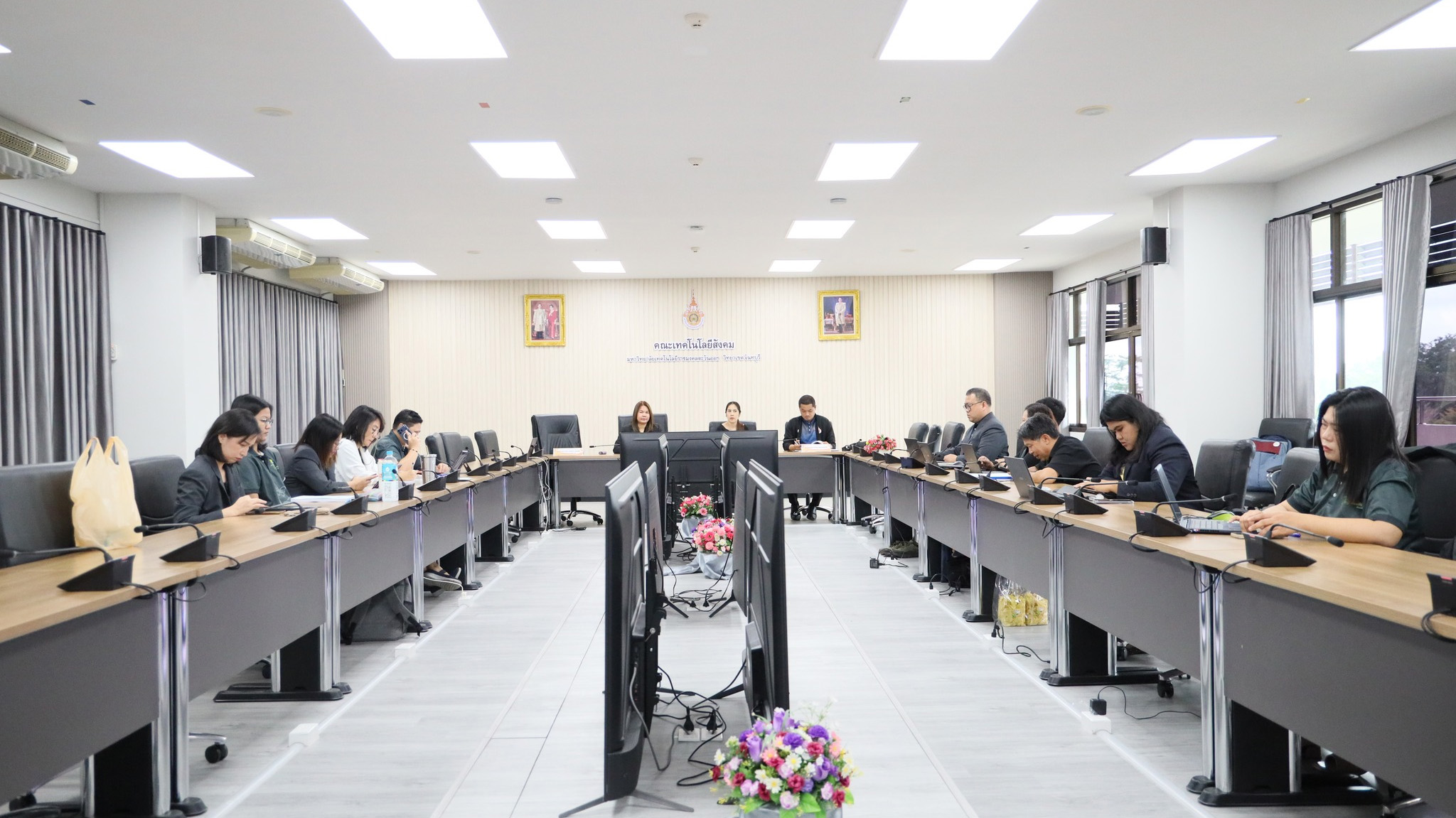 การประชุมเพื่อพิจารณากลั่นกรองหลักสูตรศิลปศาสตรบัณฑิต (หลักสูตรปรับปรุง พ.ศ. 2570)