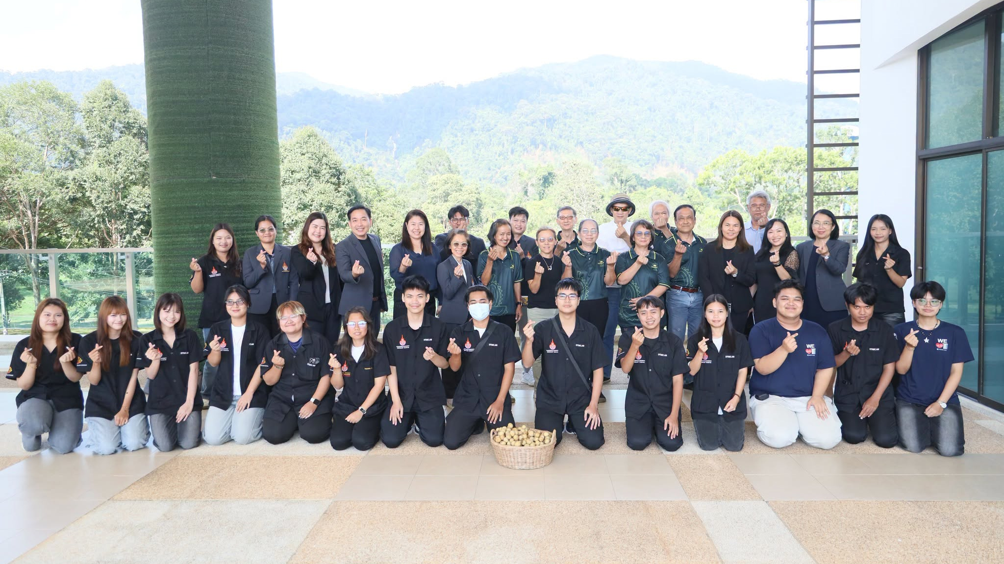 คณะเทคโนโลโยยีสังคมต้อนรับท่านประธานวิสาหกิจชุมชนแปลงใหญ่ทุเรียนอินทรีย์จันทบุรี รองประธาน และสมาชิกกลุ่ม