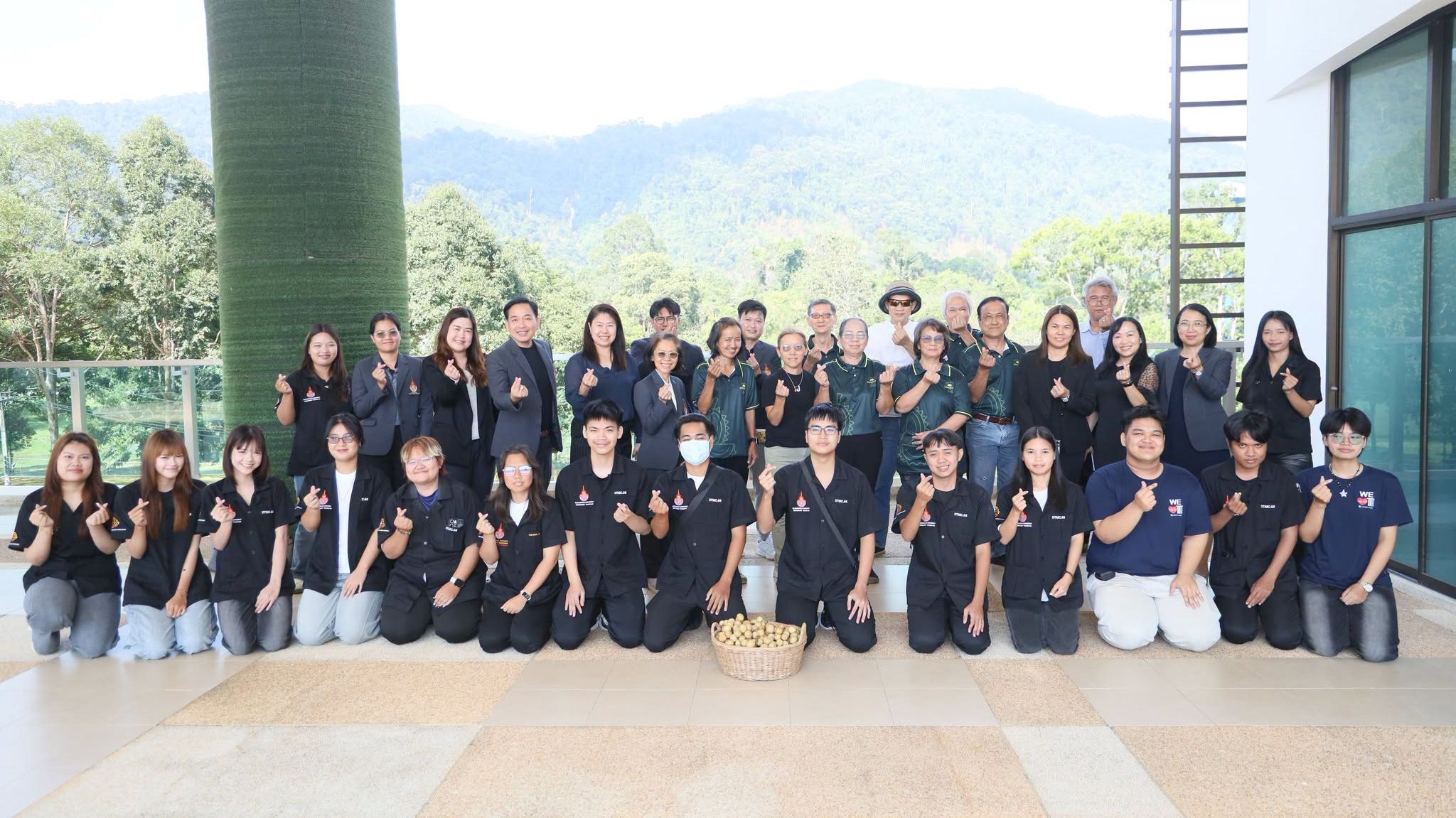 คณะเทคโนโลโยยีสังคมต้อนรับท่านประธานวิสาหกิจชุมชนแปลงใหญ่ทุเรียนอินทรีย์จันทบุรี รองประธาน และสมาชิกกลุ่ม