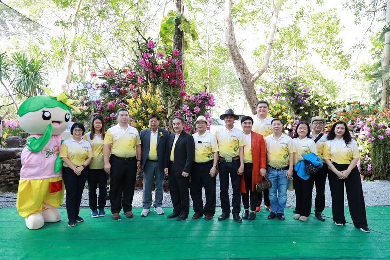 คณะผู้บริหารพร้อมด้วยบุคลากรคณะเทคโนโลยีสังคม เข้าร่วมพิธีเปิดงานราชมงคลรักษ์เหลืองจันท์ วันดอกไม้บาน ครั้งที่ 22